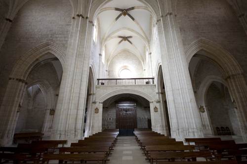 Parte occidental de la nave central en iglesia de Cardeña